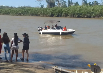 Barco com família vira em rio no sul da Baha e homem desaparece
