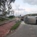 Carro capota e derruba poste na Avenida Orlando Gomes, em Salvador