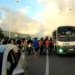 Ex-funcionários do transporte metropolitano bloqueiam pista da Estrada do Coco