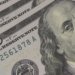 Dólar volta a fechar acima de R$ 4,90 com juros altos nos EUA