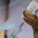 Especialistas sugerem vacinação nas escolas para aumentar adesão
