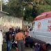 Veículo de transporte escolar bate em muro e criança fica ferida