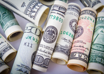 Dólar opera em baixa, em dia de exterior positivo e na espera por dados de inflação no Brasil e EUA