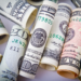 Dólar opera em baixa, em dia de exterior positivo e na espera por dados de inflação no Brasil e EUA