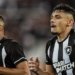 Jogador do Botafogo é acusado de trair e passar IST para a namorada