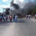 Moradores protestam e fecham estrada do Derba por falta de água na região