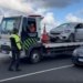 Carro capota em curva de viaduto na Avenida Paralela