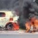 Carro fica destruído após pegar fogo na Avenida Paralela