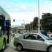 Motorista perde controle da direção e carro bate em BRT no Itaigara