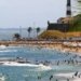 Após escorregar e bater a cabeça, idoso morre na praia do Farol da Barra