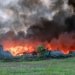 Bombeiros controlam incêndio que destruiu galpão em Camaçari