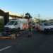 Motocicleta colide com viatura da PM e deixa pai e filho feridos na BR-324