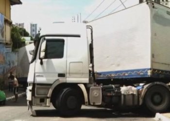 Carreta que quebrou e deixou rua bloqueada por três dias é removida