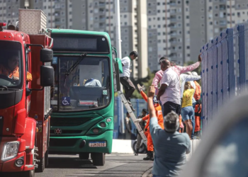 Veja momento em que rodoviário é resgatado do teto de ônibus