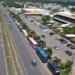 Estrada do Coco: Longa fila de ônibus estacionados em rodovia chama a atenção e causa risco