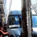 Van bate em poste na Carlos Gomes e deixa três pessoas feridas