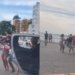 Homens são flagrados trocando socos e pontapés no Farol da Barra