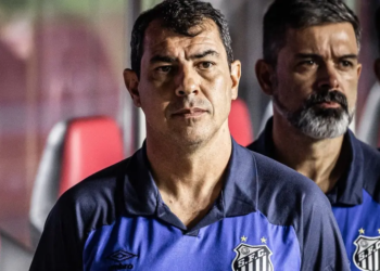 Clube japonês anuncia rescisão e protocola ação na Fifa contra o técnico Fábio Carille, do Santos
