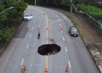 Após chuvas, cratera se abre no meio de avenida