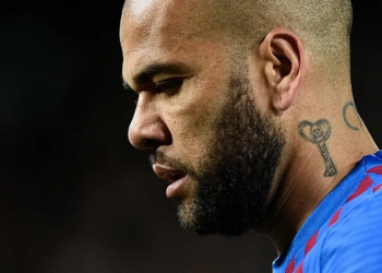 Defesa de Daniel Alves tenta empréstimo para pagar fiança