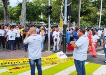 Professores realizam protesto e trânsito fica lento no Centro