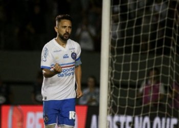 Ceni explica ausência de Everton Ribeiro entre os 5 primeiros cobradores