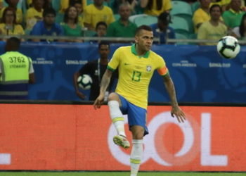 Após pagamento de fiança, Daniel Alves deixa prisão de Barcelona após 14 meses