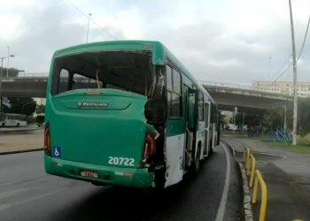 Acidente entre caminhão e ônibus no Largo do Retiro deixa uma pessoa ferida