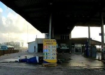 Posto de combustível volta a funcionar após acidente com carro na Boca do Rio