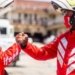 iFood oferece vantagens aos entregadores com desconto em combustível