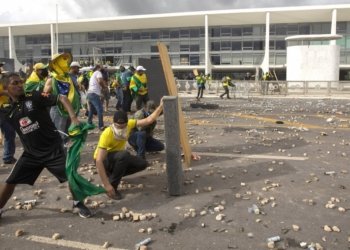 Suspeitos do ataque à praça dos 3 poderes quebram tornozeleira e deixam país