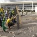 Suspeitos do ataque à praça dos 3 poderes quebram tornozeleira e deixam país