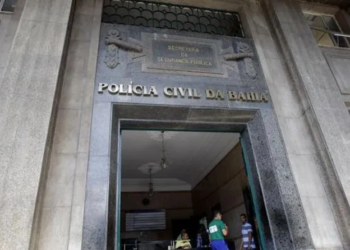 Homem surta e tenta invadir sede da Polícia Civil de Salvador