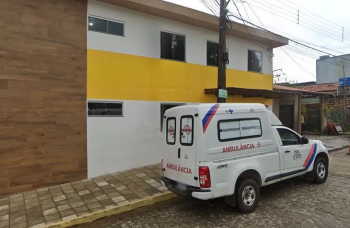Homem morre após cair de maca em frente ao hospital onde seria atendido