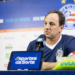 Ceni exalta torcida e critica horários de jogos: “Tem sido terrível”