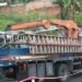 Carro derruba poste e trânsito fica interditado em Cajazeiras V