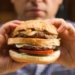 Vício em fast food cresce e saúde dos brasileiros preocupa médicos