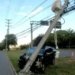 Motorista perde controle de veiculo e bate em poste na Avenida Paralela