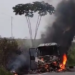 Casal a bordo de moto morre após batida com ônibus escolar na Bahia; veículos pegaram fogo