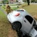 Carro cai em córrego na Av. Garibaldi e motorista fica preso no veículo
