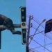 Homem é flagrado roubando cabos de semáforo na avenida Jorge Amado