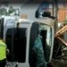 Caminhão carregado de carne tomba e esmaga carro no bairro do Lobato em Salvador