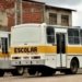 Estudante é empurrado de ônibus escolar em movimento e fica gravemente ferido
