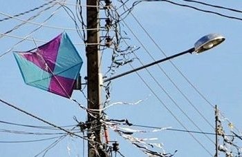 Morte de jovem expõe riscos de soltar pipas perto da rede elétrica