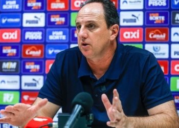 Ceni elogia desempenho do Bahia em goleada, mas prega cautela para jogo de volta
