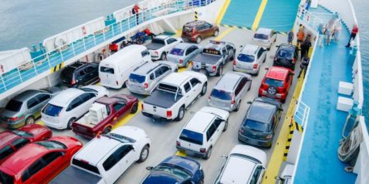 Ferry-boat tem espera de mais três horas nesta segunda