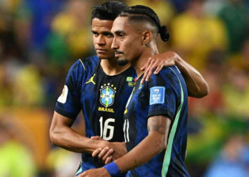 Seleção atualiza situação de Raphinha após exame e mantém atacante no grupo da Copa