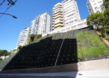 Prefeitura entrega contenção na Ladeira da Cruz da Redenção e chega a 608 encostas protegidas