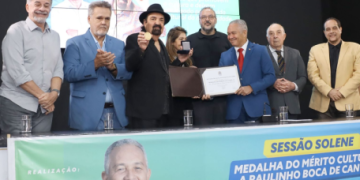Emoção marca a entrega da Medalha do Mérito Cultural a Paulinho Boca de Cantor