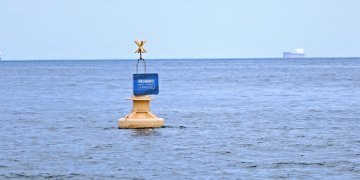 Instalação de boias para delimitar área de banho no Porto da Barra será concluída nesta quinta (3)
